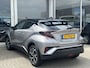 Toyota C-HR / C-HR+ 1.8 Hybrid Bi-Tone | Leder | Stoelverwarming | Zomer + winterbanden | Parkeersensoren voor en achter | Toyota Garantie tot 2028!