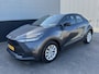 Toyota C-HR / C-HR+ 1.8 Hybrid 140 Active NL-auto, 1e eign. Dodehoek detectie, keyless start, navigatie Apple CarPlay/Android Auto, adaptieve cruise control, achteruitrij camera