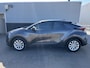 Toyota C-HR / C-HR+ 1.8 Hybrid 140 Active NL-auto, 1e eign. Dodehoek detectie, keyless start, navigatie Apple CarPlay/Android Auto, adaptieve cruise control, achteruitrij camera