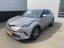 Toyota C-HR / C-HR+ 1.8 Hybrid Executive Nieuw geleverd en dealeronderhouden, 1e eign. Stoel- & Stuurwielverwarming, achteruitrij camera, adaptieve cruise control, dodehoek detectie, keyless, Navigatie