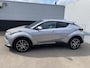 Toyota C-HR / C-HR+ 1.8 Hybrid Executive Nieuw geleverd en dealeronderhouden, 1e eign. Stoel- & Stuurwielverwarming, achteruitrij camera, adaptieve cruise control, dodehoek detectie, keyless, Navigatie