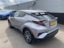 Toyota C-HR / C-HR+ 1.8 Hybrid Executive Nieuw geleverd en dealeronderhouden, 1e eign. Stoel- & Stuurwielverwarming, achteruitrij camera, adaptieve cruise control, dodehoek detectie, keyless, Navigatie
