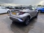 Toyota C-HR / C-HR+ 1.8 Hybrid Bi-Tone Plus Stoel- & stuurverarming, navigatie, dodehoek detectie, JBL Premium audio, Volledig dealeronderhouden, achteruitrij camera, adaptieve cruise control