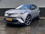 Toyota C-HR / C-HR+ 1.8 Hybrid Bi-Tone Plus Stoel- & stuurverarming, navigatie, dodehoek detectie, JBL Premium audio, Volledig dealeronderhouden, achteruitrij camera, adaptieve cruise control