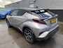 Toyota C-HR / C-HR+ 1.8 Hybrid Bi-Tone Plus Stoel- & stuurverarming, navigatie, dodehoek detectie, JBL Premium audio, Volledig dealeronderhouden, achteruitrij camera, adaptieve cruise control
