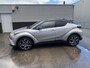 Toyota C-HR / C-HR+ 1.8 Hybrid Bi-Tone Plus Stoel- & stuurverarming, navigatie, dodehoek detectie, JBL Premium audio, Volledig dealeronderhouden, achteruitrij camera, adaptieve cruise control