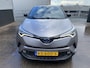 Toyota C-HR / C-HR+ 1.8 Hybrid Bi-Tone Plus Stoel- & stuurverarming, navigatie, dodehoek detectie, JBL Premium audio, Volledig dealeronderhouden, achteruitrij camera, adaptieve cruise control