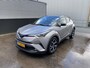 Toyota C-HR / C-HR+ 1.8 Hybrid Bi-Tone Plus Stoel- & stuurverarming, navigatie, dodehoek detectie, JBL Premium audio, Volledig dealeronderhouden, achteruitrij camera, adaptieve cruise control