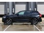 Volvo XC60 T6 Plug-in hybrid AWD Ultra Black Edition | Head-up display | Adaptive Cruise & Pilot Assist | Luchtvering | Panoramisch Schuif-/Kanteldak | 360-Camera | Harman Kardon Premium Audio | Draadloze Telefoonlader