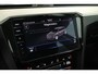 Volkswagen Passat Variant 1.5 TSI 150pk DSG Business HUD Trekhaak Camera Keyless Navigatie Voorruitverwarming