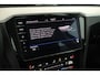 Volkswagen Passat Variant 1.5 TSI 150pk DSG Business HUD Trekhaak Camera Keyless Navigatie Voorruitverwarming