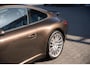 Porsche 911 997.2 3.6 Carrera PDK MK2| 2 eig. | Org.NL NAP | Schuifdak | Volleder | Sportuitlaat | 19 inch | MY 2009 | Macadamia Metallic PTS | Volledig Onderhouden