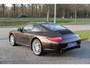 Porsche 911 997.2 3.6 Carrera PDK MK2| 2 eig. | Org.NL NAP | Schuifdak | Volleder | Sportuitlaat | 19 inch | MY 2009 | Macadamia Metallic PTS | Volledig Onderhouden