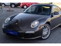 Porsche 911 997.2 3.6 Carrera PDK MK2| 2 eig. | Org.NL NAP | Schuifdak | Volleder | Sportuitlaat | 19 inch | MY 2009 | Macadamia Metallic PTS | Volledig Onderhouden