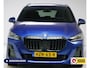 BMW 2-Serie Active Tourer 218i M-Sport automaat | 19 inch Individual Panoramadak | Harman Kardon | HUD Adaptive cruise, 360 Camera, PDC V+A, El.verstelbare stoel met geheugen, Elektrische achterklep, Keyless