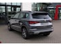 SEAT Ateca 1.5 TSI FR Business Intense 150PK / 110kW DSG, Achteruitrijcamera (rear view), parkeersensoren voor en achter (pdc), dodehoekdetectie (side assist), draadloos Apple Carplay & Android Auto, navigatie, verwarmbare voorstoelen, verwarmbaar stuurwiel, alcantara interieur, digitaal instrumentenpaneel, adaptieve cruise control (acc), grootlichtassistent, 19'' LMV 'Exclusive Cosmo Grey', keyless start & entry, elektrisch verstel-, verwarm- en inklapbare buitenspiegels etc.