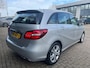 Mercedes-Benz B-klasse B180 122PK Ambition met Navigatie, Cruise control & 17'' Lichtmetalen velgen