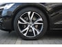 Volvo V60 B3 163PK R-Design | Panoramisch schuif-/kanteldak | Semi elektr. trekhaak | Premium audio by Harman/Kardon | Elektr. bed. voorstoelen met geheugen | Verwarmbare voorstoelen | Verwarmbaar stuurwiel | Blind spot | Keyless entry | DAB | Apple carplay | Elektrische achterklep | Achterbank verwarmbaar |
