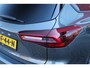 Ford Focus Wagon 1.0 155PK AUTOMAAT Hybrid ST LINE | ALL SEASON BANDEN | NAVIGATIE | DRAADLOZE APPLE CARPLAY/ANDROID AUTO | ADAPTIVE CRUISE CONTROL | LANE ASSIST | DODEHOEK DETECTIE | PARKEERSENSOREN VOOR + ACHTER | ACHTERUITRIJ CAMERA | LICHTMETALEN VELGEN 17" | DAB+ RADIO |