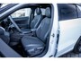 Volkswagen T-Roc R-Line First Edition | 'App-Connect' draadloze smartphone integratie | 30,5 cm display met 2D en 3D weergave | Automatische afstandsregeling (Adaptive Cruise Control)