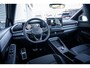 Volkswagen T-Roc R-Line First Edition | 'App-Connect' draadloze smartphone integratie | 30,5 cm display met 2D en 3D weergave | Automatische afstandsregeling (Adaptive Cruise Control)