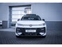 Volkswagen T-Roc R-Line First Edition | 'App-Connect' draadloze smartphone integratie | 30,5 cm display met 2D en 3D weergave | Automatische afstandsregeling (Adaptive Cruise Control)