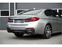 BMW 5-Serie 545e xDrive M-SPORT / SCHUIFDAK / M-PERF. SEATS / LASER / HARMAN KARDON / SOFTCLOSE / HUD / INDIVIDUAL DONNINGTON GREY