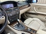BMW 3-Serie Cabrio 325i High Executive E93 / 3.0L / 6-Cilinder / 218 PK / Automaat / M Sport Leder / Navi Pro / Memory / Xenon / Keyless / Telefoon / Bj. 2008