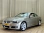 BMW 3-Serie Cabrio 325i High Executive E93 / 3.0L / 6-Cilinder / 218 PK / Automaat / M Sport Leder / Navi Pro / Memory / Xenon / Keyless / Telefoon / Bj. 2008