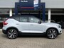 Volvo XC40 Recharge P8 AWD R-Design / 408 Pk / Automaat / NL-Auto / Dealer-Onderhouden / Leder-Alcantara / Digitaal-Dashboard / Keyless / LED / DAB / Navi / Apple-Carplay&Android-Auto / Stuur+Stoelverwarming / Adaptieve Cruise-Control / Climate-Control / ELKTR-Achterklep / ELKTR-Wegklapbare Trekhaak / PDC / LMV20'' / ENZ.