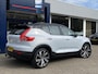 Volvo XC40 Recharge P8 AWD R-Design / 408 Pk / Automaat / NL-Auto / Dealer-Onderhouden / Leder-Alcantara / Digitaal-Dashboard / Keyless / LED / DAB / Navi / Apple-Carplay&Android-Auto / Stuur+Stoelverwarming / Adaptieve Cruise-Control / Climate-Control / ELKTR-Achterklep / ELKTR-Wegklapbare Trekhaak / PDC / LMV20'' / ENZ.