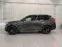 Volvo XC90 T8 Recharge AWD R-Design PANO/LUCHTVERING/B&W/SOH 100%/TREKHAAK/22"BLACK/HEAD-UP/MASSAGE+VENTILATIE/NAPPA-LEER/360CAMERA/PINE-GREY/DONKERE-ALCANTARA HEMEL/VOLLEDIG VOLVO DEALER HISTORIE