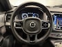 Volvo XC90 T8 Recharge AWD R-Design PANO/LUCHTVERING/B&W/SOH 100%/TREKHAAK/22"BLACK/HEAD-UP/MASSAGE+VENTILATIE/NAPPA-LEER/360CAMERA/PINE-GREY/DONKERE-ALCANTARA HEMEL/VOLLEDIG VOLVO DEALER HISTORIE