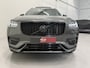 Volvo XC90 T8 Recharge AWD R-Design PANO/LUCHTVERING/B&W/SOH 100%/TREKHAAK/22"BLACK/HEAD-UP/MASSAGE+VENTILATIE/NAPPA-LEER/360CAMERA/PINE-GREY/DONKERE-ALCANTARA HEMEL/VOLLEDIG VOLVO DEALER HISTORIE
