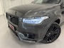 Volvo XC90 T8 Recharge AWD R-Design PANO/LUCHTVERING/B&W/SOH 100%/TREKHAAK/22"BLACK/HEAD-UP/MASSAGE+VENTILATIE/NAPPA-LEER/360CAMERA/PINE-GREY/DONKERE-ALCANTARA HEMEL/VOLLEDIG VOLVO DEALER HISTORIE