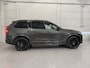 Volvo XC90 T8 Recharge AWD R-Design PANO/LUCHTVERING/B&W/SOH 100%/TREKHAAK/22"BLACK/HEAD-UP/MASSAGE+VENTILATIE/NAPPA-LEER/360CAMERA/PINE-GREY/DONKERE-ALCANTARA HEMEL/VOLLEDIG VOLVO DEALER HISTORIE