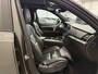 Volvo XC90 T8 Recharge AWD R-Design PANO/LUCHTVERING/B&W/TREKHAAK/22"BLACK/HEAD-UP/MASSAGE+VENTILATIE/NAPPA-LEER/360CAMERA/PINE-GREY/DONKERE-ALCANTARA HEMEL/VOLLEDIG VOLVO DEALER HISTORIE