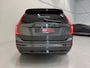 Volvo XC90 T8 Recharge AWD R-Design PANO/LUCHTVERING/B&W/SOH 100%/TREKHAAK/22"BLACK/HEAD-UP/MASSAGE+VENTILATIE/NAPPA-LEER/360CAMERA/PINE-GREY/DONKERE-ALCANTARA HEMEL/VOLLEDIG VOLVO DEALER HISTORIE