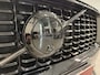 Volvo XC90 T8 Recharge AWD R-Design PANO/LUCHTVERING/B&W/SOH 100%/TREKHAAK/22"BLACK/HEAD-UP/MASSAGE+VENTILATIE/NAPPA-LEER/360CAMERA/PINE-GREY/DONKERE-ALCANTARA HEMEL/VOLLEDIG VOLVO DEALER HISTORIE