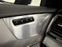 Volvo XC90 T8 Recharge AWD R-Design PANO/LUCHTVERING/B&W/SOH 100%/TREKHAAK/22"BLACK/HEAD-UP/MASSAGE+VENTILATIE/NAPPA-LEER/360CAMERA/PINE-GREY/DONKERE-ALCANTARA HEMEL/VOLLEDIG VOLVO DEALER HISTORIE