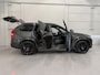 Volvo XC90 T8 Recharge AWD R-Design PANO/LUCHTVERING/B&W/SOH 100%/TREKHAAK/22"BLACK/HEAD-UP/MASSAGE+VENTILATIE/NAPPA-LEER/360CAMERA/PINE-GREY/DONKERE-ALCANTARA HEMEL/VOLLEDIG VOLVO DEALER HISTORIE