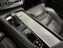 Volvo XC90 T8 Recharge AWD R-Design PANO/LUCHTVERING/B&W/SOH 100%/TREKHAAK/22"BLACK/HEAD-UP/MASSAGE+VENTILATIE/NAPPA-LEER/360CAMERA/PINE-GREY/DONKERE-ALCANTARA HEMEL/VOLLEDIG VOLVO DEALER HISTORIE