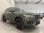 Volvo XC90 T8 Recharge AWD R-Design PANO/LUCHTVERING/B&W/SOH 100%/TREKHAAK/22"BLACK/HEAD-UP/MASSAGE+VENTILATIE/NAPPA-LEER/360CAMERA/PINE-GREY/DONKERE-ALCANTARA HEMEL/VOLLEDIG VOLVO DEALER HISTORIE