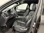 Volvo XC90 T8 Recharge AWD R-Design PANO/LUCHTVERING/B&W/SOH 100%/TREKHAAK/22"BLACK/HEAD-UP/MASSAGE+VENTILATIE/NAPPA-LEER/360CAMERA/PINE-GREY/DONKERE-ALCANTARA HEMEL/VOLLEDIG VOLVO DEALER HISTORIE