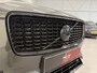 Volvo XC90 T8 Recharge AWD R-Design PANO/LUCHTVERING/B&W/SOH 100%/TREKHAAK/22"BLACK/HEAD-UP/MASSAGE+VENTILATIE/NAPPA-LEER/360CAMERA/PINE-GREY/DONKERE-ALCANTARA HEMEL/VOLLEDIG VOLVO DEALER HISTORIE