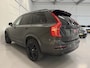 Volvo XC90 T8 Recharge AWD R-Design PANO/LUCHTVERING/B&W/SOH 100%/TREKHAAK/22"BLACK/HEAD-UP/MASSAGE+VENTILATIE/NAPPA-LEER/360CAMERA/PINE-GREY/DONKERE-ALCANTARA HEMEL/VOLLEDIG VOLVO DEALER HISTORIE
