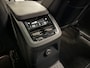 Volvo XC90 T8 Recharge AWD R-Design PANO/LUCHTVERING/B&W/SOH 100%/TREKHAAK/22"BLACK/HEAD-UP/MASSAGE+VENTILATIE/NAPPA-LEER/360CAMERA/PINE-GREY/DONKERE-ALCANTARA HEMEL/VOLLEDIG VOLVO DEALER HISTORIE
