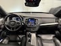 Volvo XC90 T8 Recharge AWD R-Design PANO/LUCHTVERING/B&W/SOH 100%/TREKHAAK/22"BLACK/HEAD-UP/MASSAGE+VENTILATIE/NAPPA-LEER/360CAMERA/PINE-GREY/DONKERE-ALCANTARA HEMEL/VOLLEDIG VOLVO DEALER HISTORIE