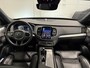 Volvo XC90 T8 Recharge AWD R-Design PANO/LUCHTVERING/B&W/TREKHAAK/22"BLACK/HEAD-UP/MASSAGE+VENTILATIE/NAPPA-LEER/360CAMERA/PINE-GREY/DONKERE-ALCANTARA HEMEL/VOLLEDIG VOLVO DEALER HISTORIE