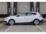 Volvo V40 Cross Country 2.0 T3 Nordic+ | Keyless entry | 100% Dealeronderhouden | 1e Eigenaar | Trekhaak | Stoelverwarming | Lichtmetalen velgen | Navigatie | Bluetooth | Koplampsproeiers